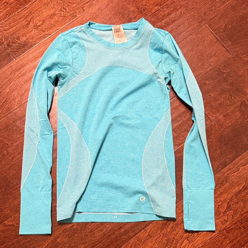 GAP Long Sleeve Athletic Top in Light Blue